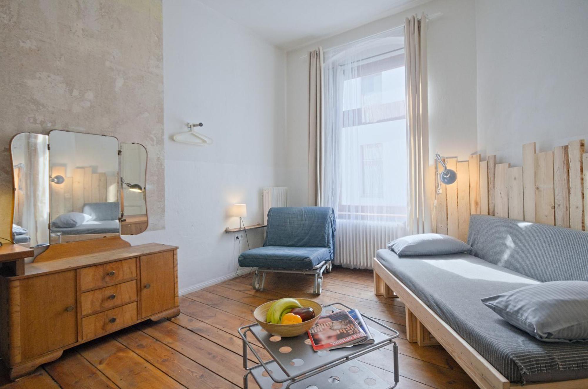 Courtyard Apartment *